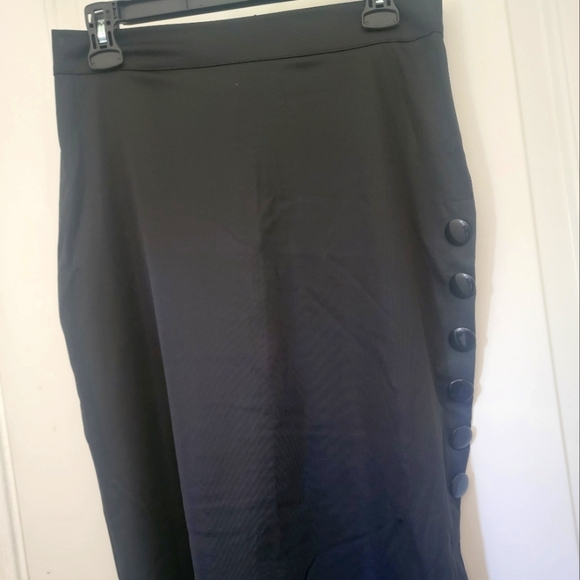 Nice Pencil Skirt, buttons along Right side - Picture 1 of 2